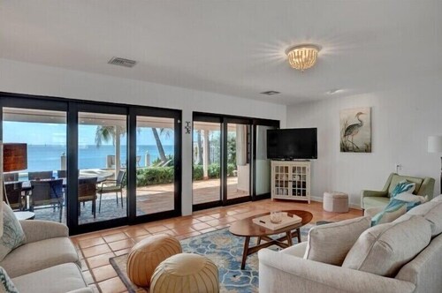 Fishing and Family Fun paradise Oceanfront 60'ft dock 3 bed 2bath private pool 