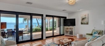 Fishing and Family Fun paradise Oceanfront 60'ft dock 3 bed 2bath private pool 