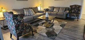 Smart TV - Spacious and comfortable single family home with finished basement. (Reynoldsburg)