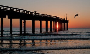 Aan het strand, ligstoelen aan het strand, strandlakens