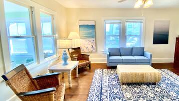 TV connectée, livres, chaîne hi-fi