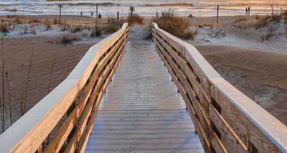 Sun & Fun @ Can't Be Beat Beachfront Location!