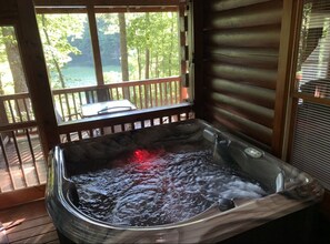 Indoor spa tub - ☀︎PRIVATE ☀︎LAKEVIEW ☀︎3 KING BEDS ☀︎HOT TUB ☀︎FIRE PIT ☀︎KAYAKS ☀︎SWIM ☀︎FISH ☀︎GRILL (Blue Ridge)
