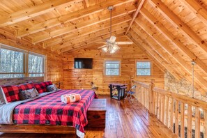 3 bedrooms, desk, iron/ironing board, free WiFi - ☀︎SECLUDED ☀︎LAKEVIEW ☀︎3 KING BEDS ☀︎HOT TUB ☀︎FIRE PIT ☀︎KAYAKS ☀︎SWIM ☀︎FISH ☀︎GRILL (Blue Ridge)