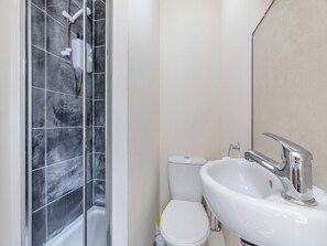 Een haardroger, handdoeken