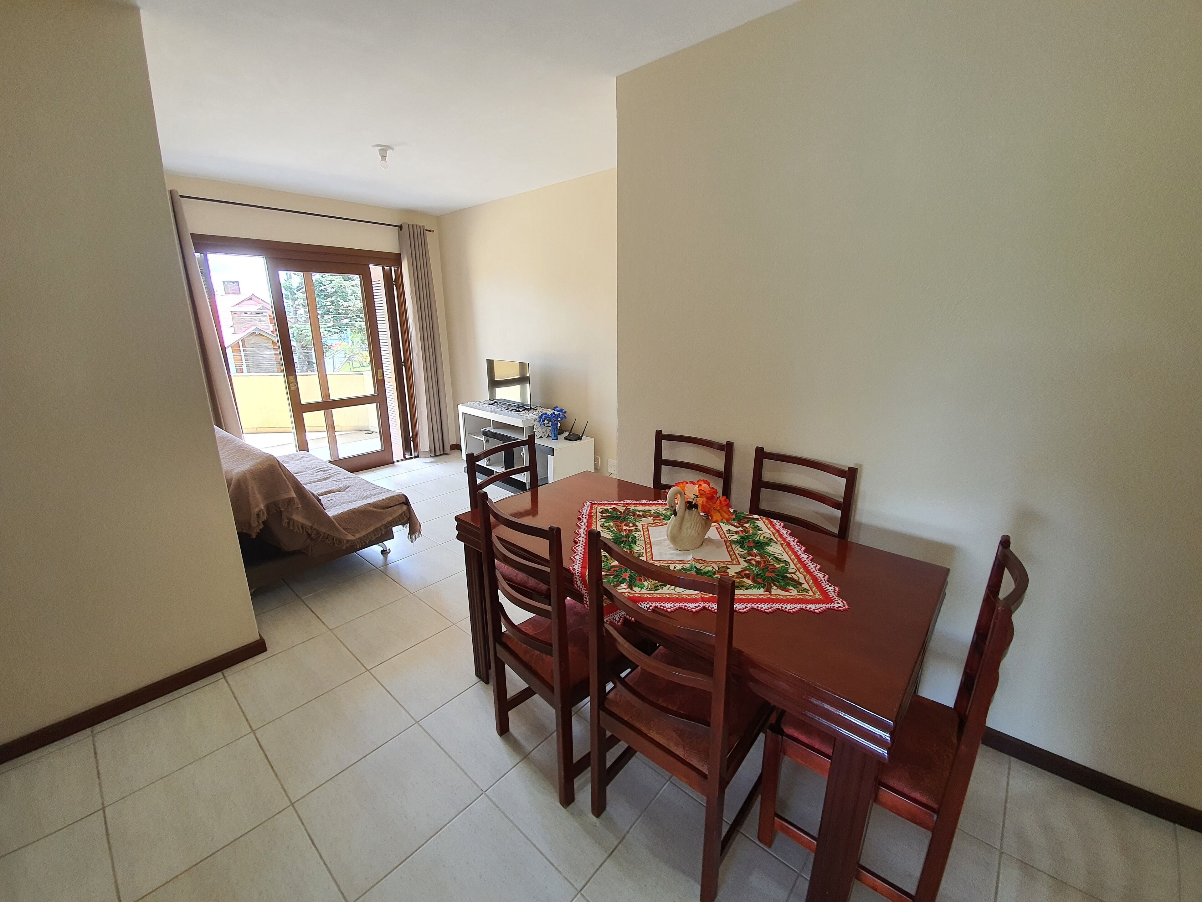 Apartament, 2 dormitoris, balcó, vistes a la ciutat | Sala d'estar | Televisor LED i impressores 