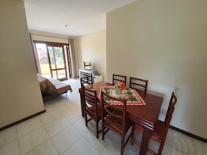 Lejlighed - 2 soveværelser - balkon - byudsigt | Opholdsområde | LED-tv, printere