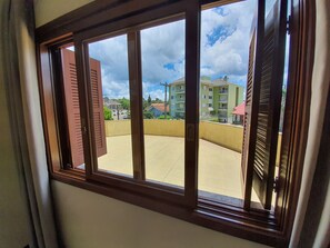 Appartement, 2 chambres, balcon, vue sur la ville | 2 chambres, minibar, fer et planche à repasser, accès au Wi-Fi (inclus)