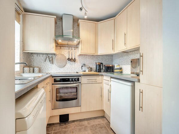 Dishwasher, cookware/dishes/utensils