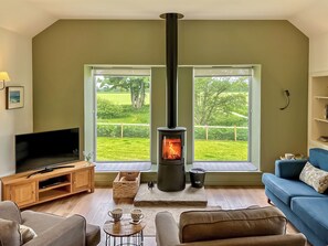 TV, fireplace - A beautiful cottage, with real attention to detail and beautifully furnished. (Meigle)