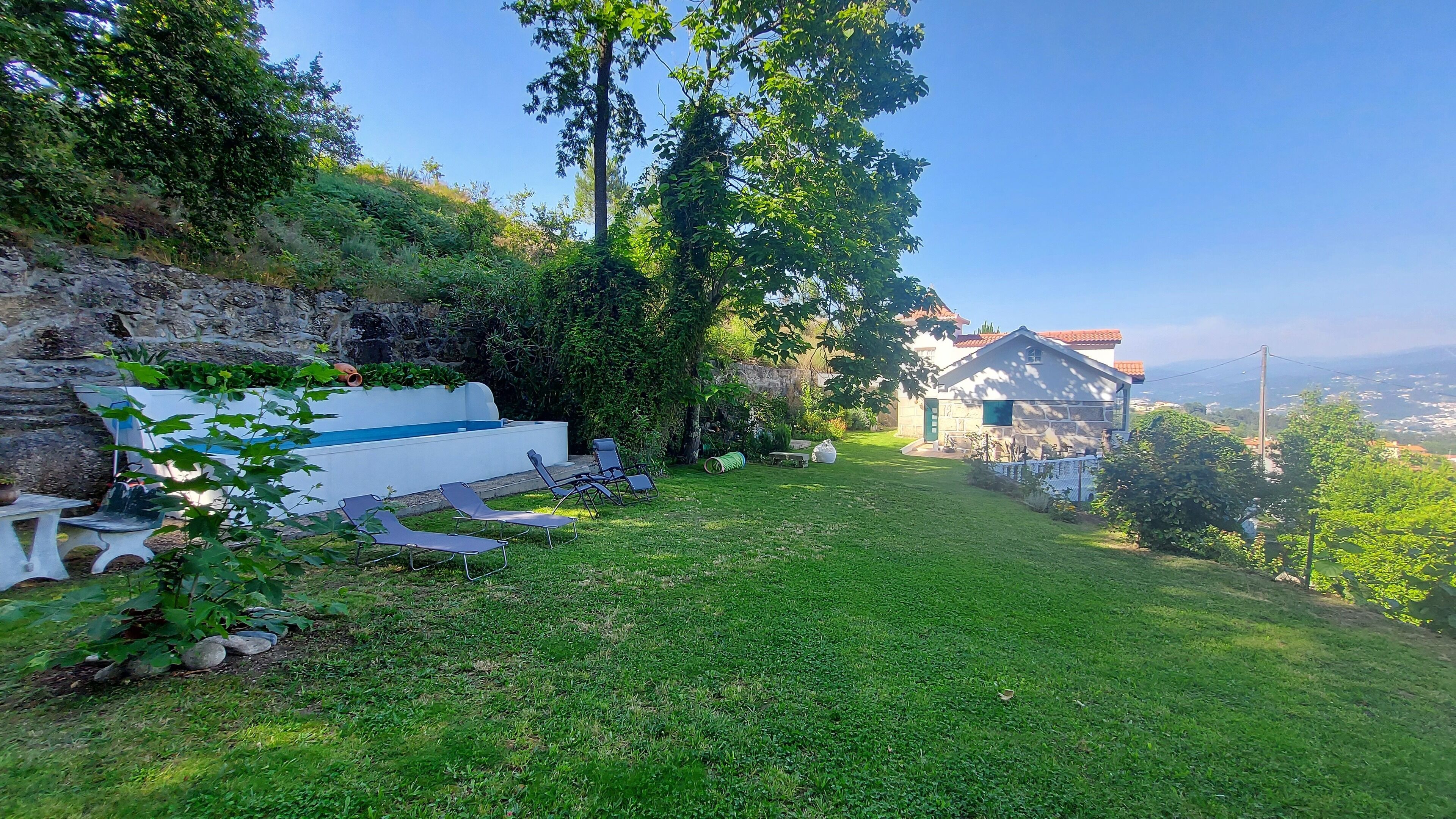 Casa dos Plátanos near the center of Amarante, Golf Course and Water Park.