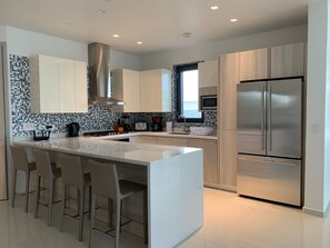 Kühlschrank, Ofen, Herdplatte, Kochgeschirr/Geschirr/Besteck