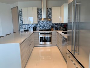 Kühlschrank, Ofen, Herdplatte, Kochgeschirr/Geschirr/Besteck