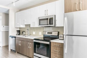 Réfrigérateur, four à micro-ondes, un four, lave-vaisselle