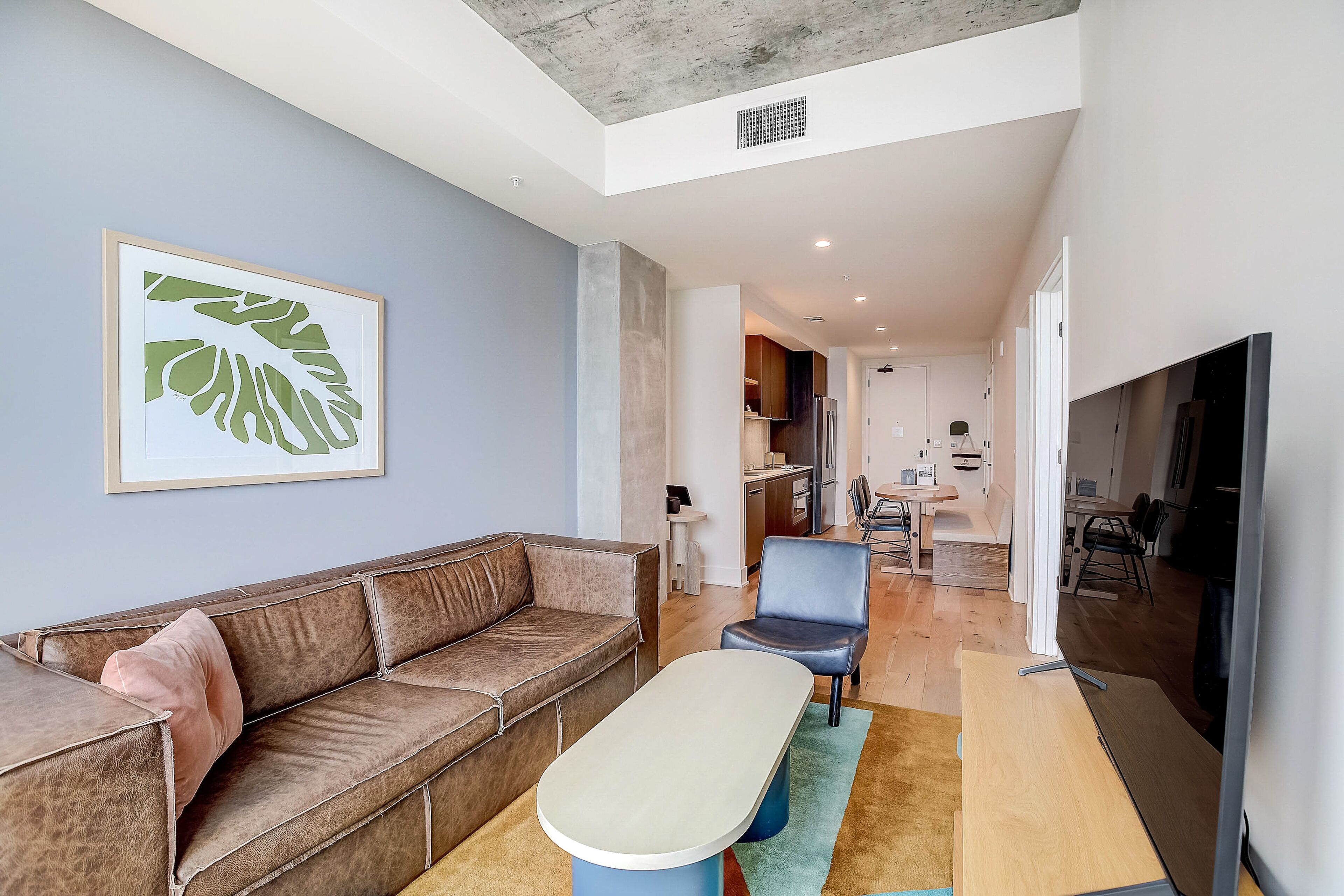 Brand-new Rainey Street condo - lake views & full kitchen - rooftop pool & gym