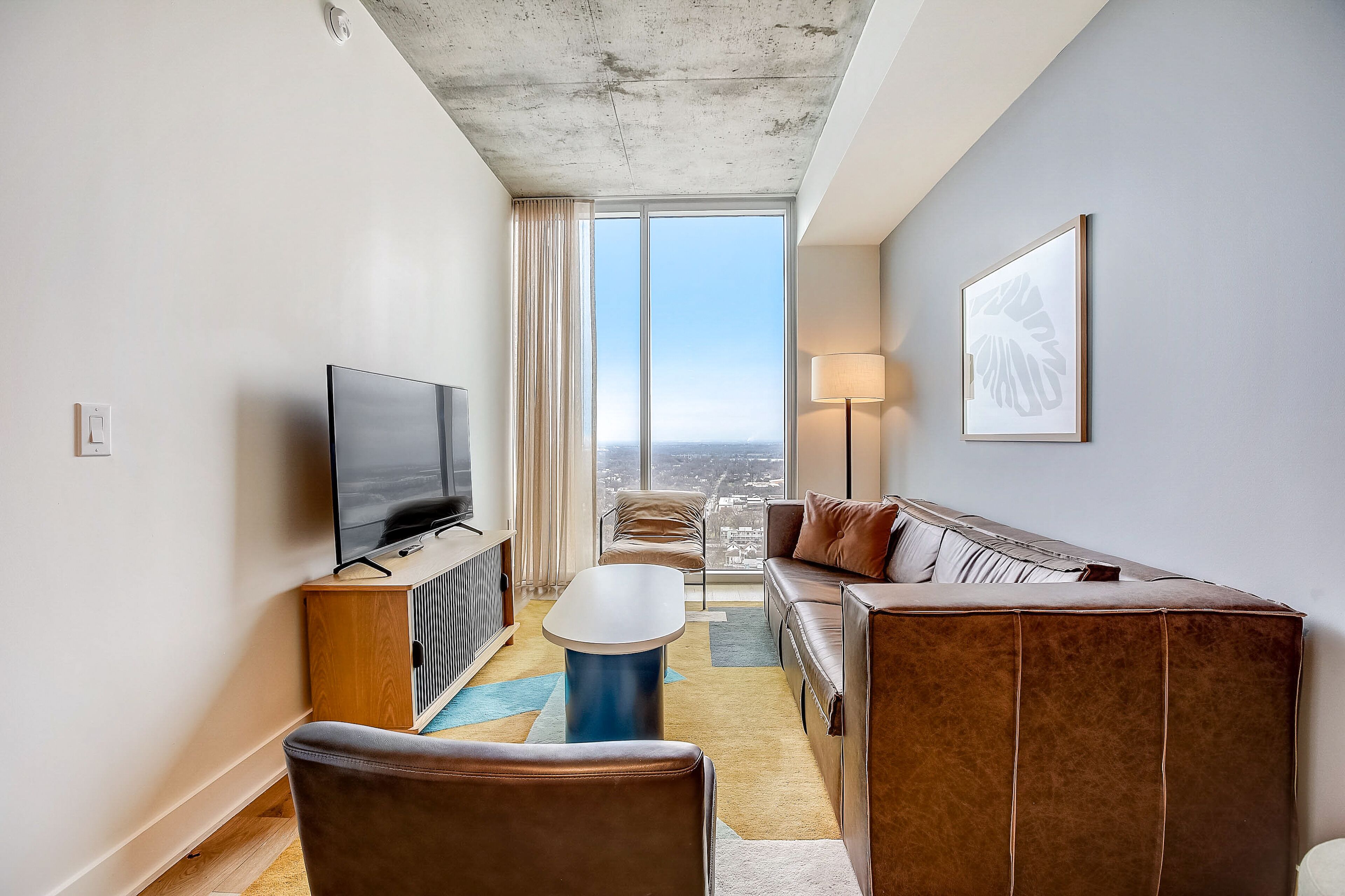 Brand-new Rainey Street condo - lake views & full kitchen - rooftop pool & gym