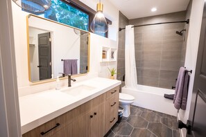 Bathtub, towels, toilet paper - Deer Valley's Newest Luxury Ski House! Sleeps 21 (Park City)