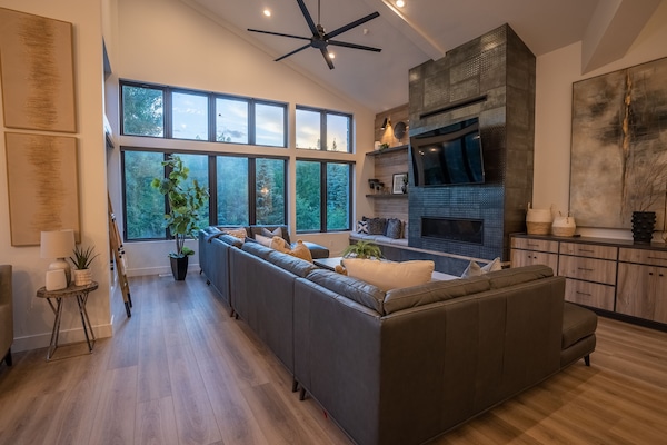 Smart TV, chimenea, videojuegos, mesa de ping pong