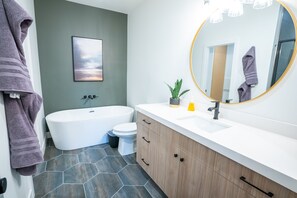 Badewanne, Handtücher, Toilettenpapier