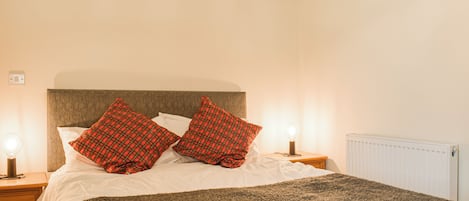 3 室のベッドルーム、WiFi (無料)、ベッドシーツ