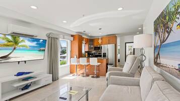 Suite Premium, 1 chambre, patio, vue baie | Coin séjour | Télévision à écran plat de 55 pouces avec chaînes numériques