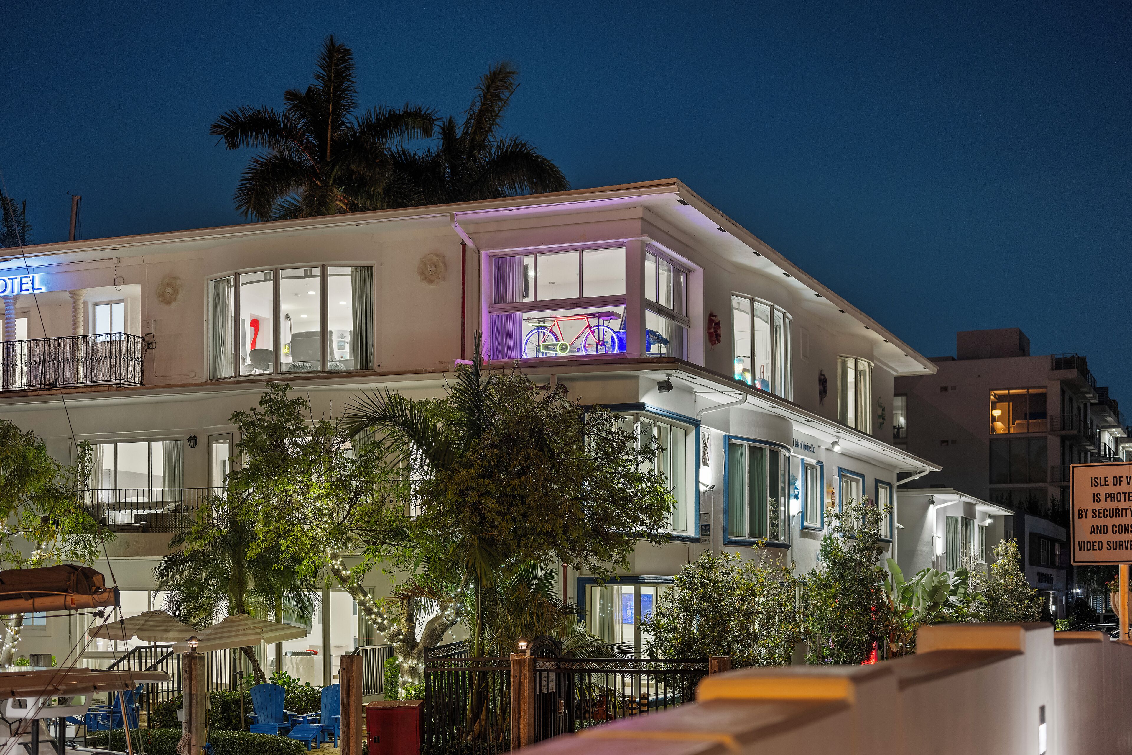 Um hotel com várias varandas, janelas amplas e fachada bem iluminada.
