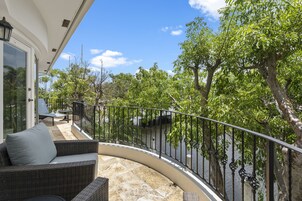 Deluxe lakosztály, 2 hálószobával, erkély, kilátással az öbölre | Terasz/udvar