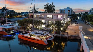 Majoituspaikan julkisivu illalla/yöllä