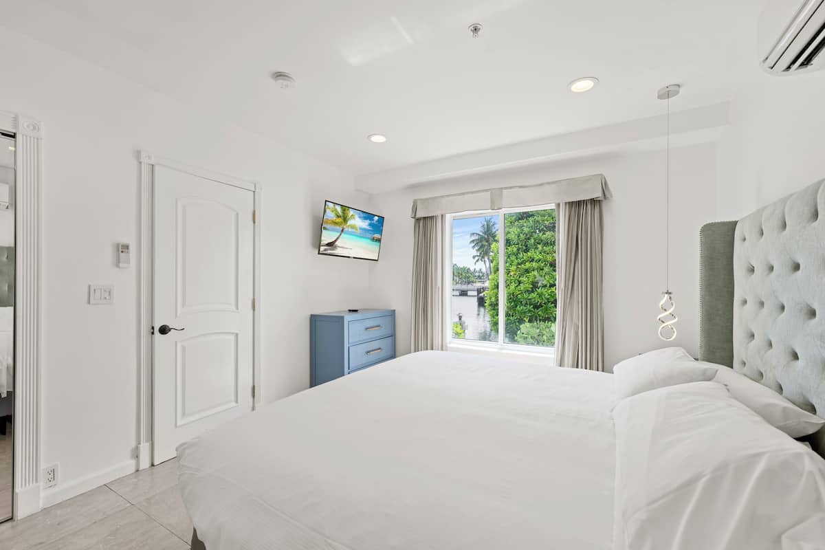 Premium suite, 1 slaapkamer, patio, uitzicht op baai | 1 slaapkamer, individueel gedecoreerd, individueel gemeubileerd