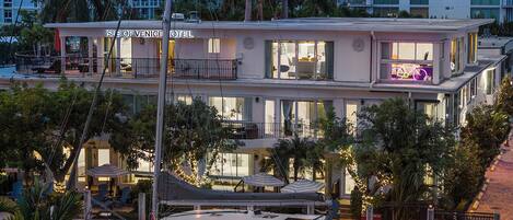 A hotel with a balcony and a sign that reads 'ISLE OF VENICE HOTEL'.