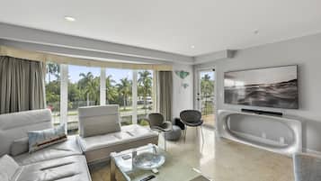 Penthouse Cao cấp, 3 phòng ngủ, ban công, quang cảnh vịnh | Khu phòng khách | TV màn hình phẳng 55-inch có truyền hình kỹ thuật số