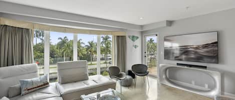 Penthouse de lujo, 3 habitaciones, balcón, vista a la bahía | Área de sala de estar | Televisión de pantalla plana de 55 pulgadas con canales digitales