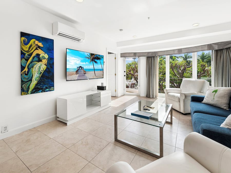 Suite Premium, 1 camera da letto, balcone, vista baia | Area soggiorno | TV a schermo piatto 55 pollici con canali digitali