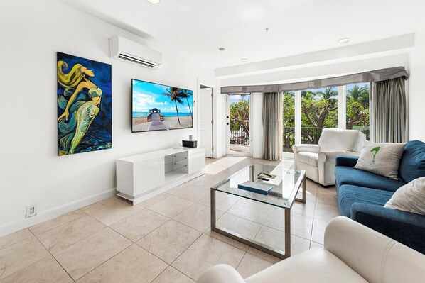 Premium-sviitti, 1 makuuhuone, parveke, näköala lahdelle | Oleskelualue | 55–tuumainen taulutelevisio, jossa digitaalikanavat