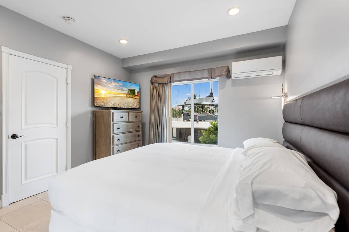 Premium suite, 1 slaapkamer, balkon, uitzicht op baai | 1 slaapkamer, individueel gedecoreerd, individueel gemeubileerd