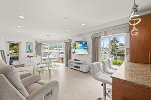 Prémium lakosztály, 1 hálószobával, teraszos udvar, kilátással az öbölre | Nappalirész | Síkképernyős tévé