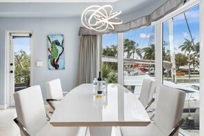 Premium Suite, 1 Bedroom, Balcony, Bay View | In-room dining