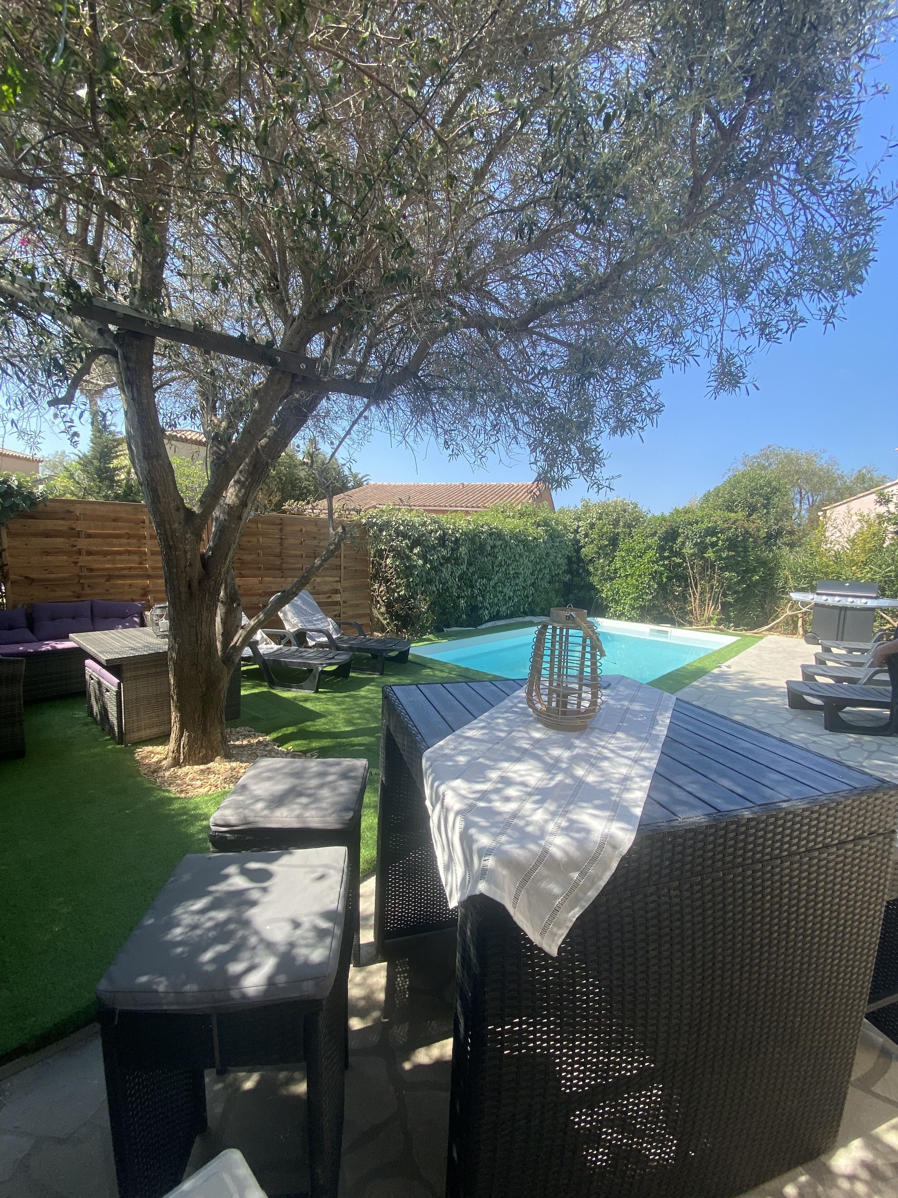 Charming Provençal villa by the sea with swimming pool and air conditioning 