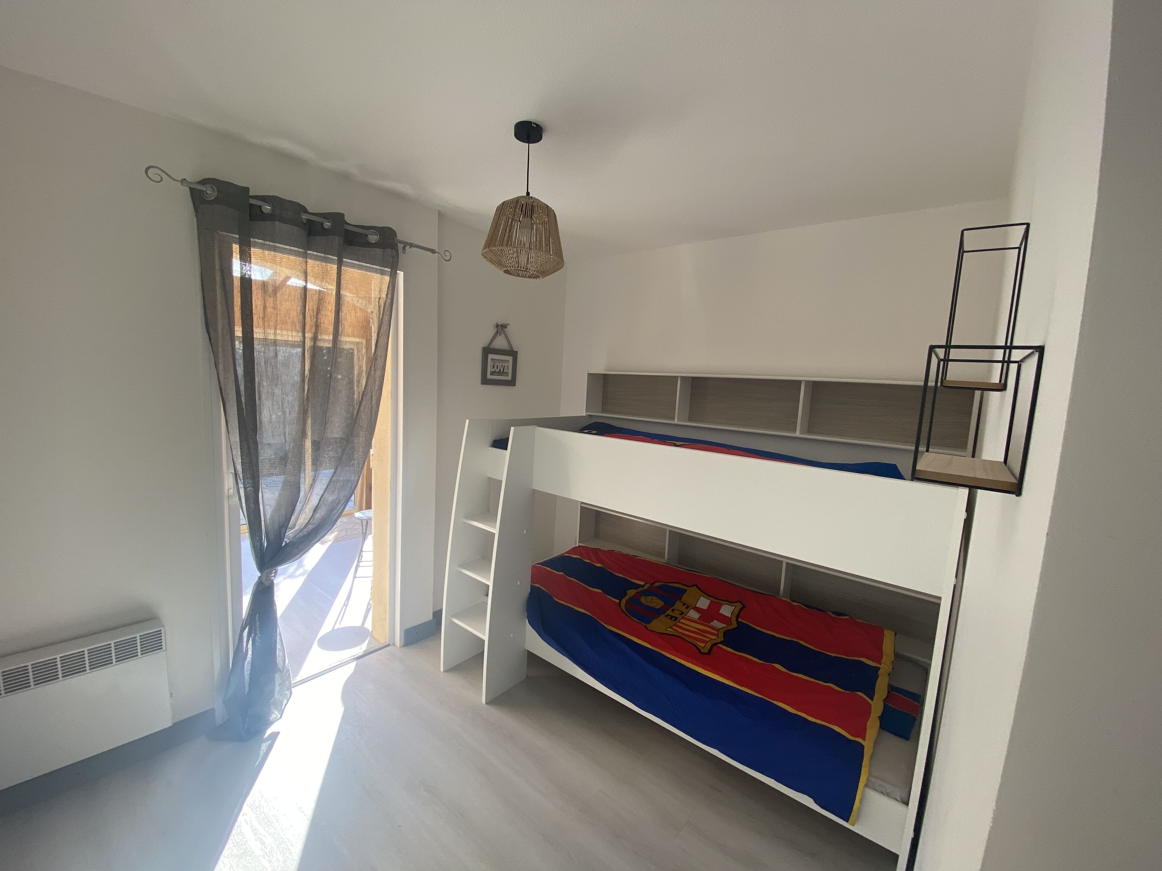 Charming Provençal villa by the sea with swimming pool and air conditioning 