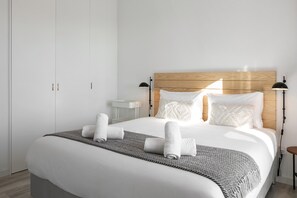 3 habitaciones, tabla de planchar con plancha y cuna de viaje 