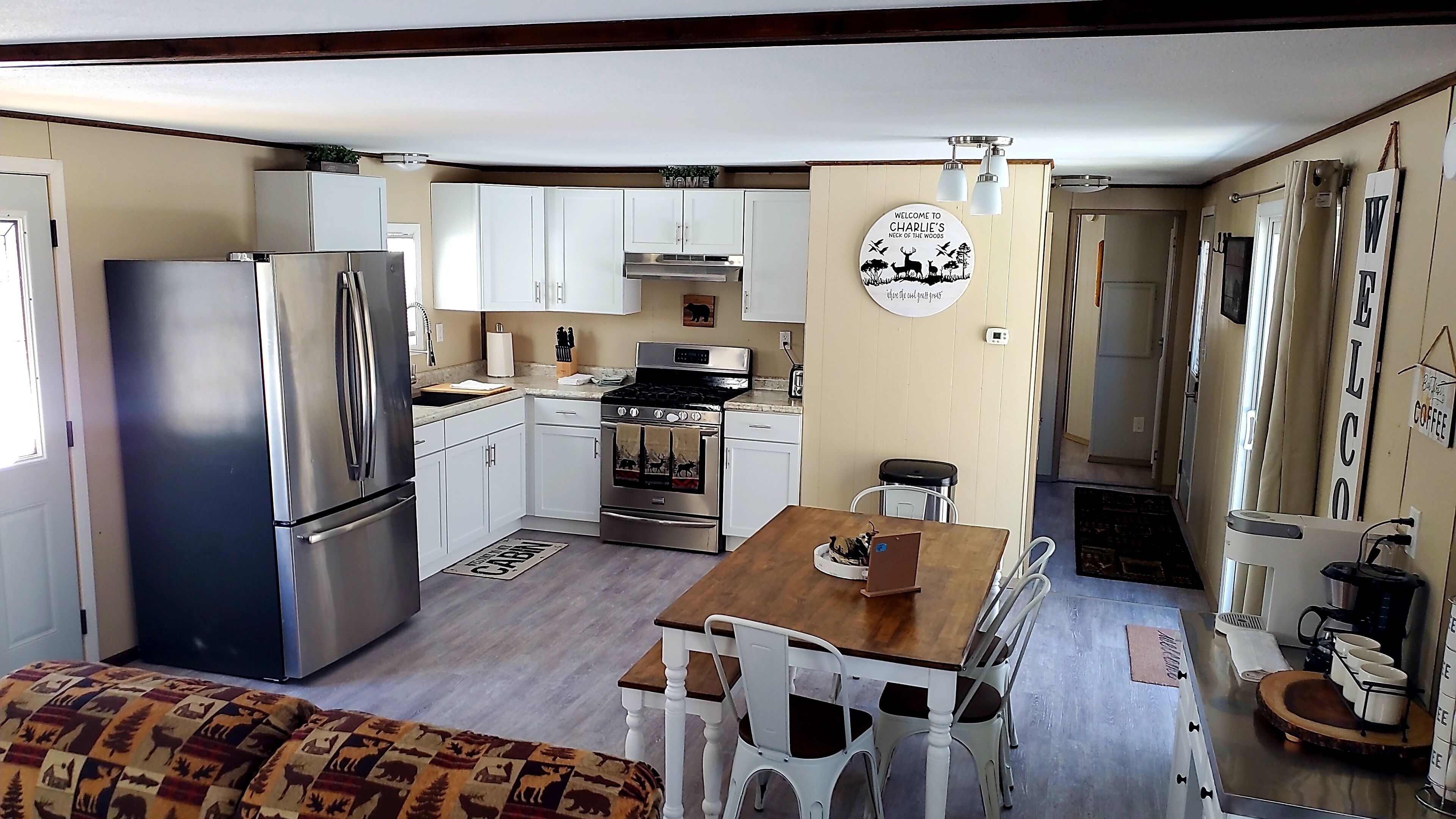 Charlie's Woodside Getaway-4 miles from the Dells!