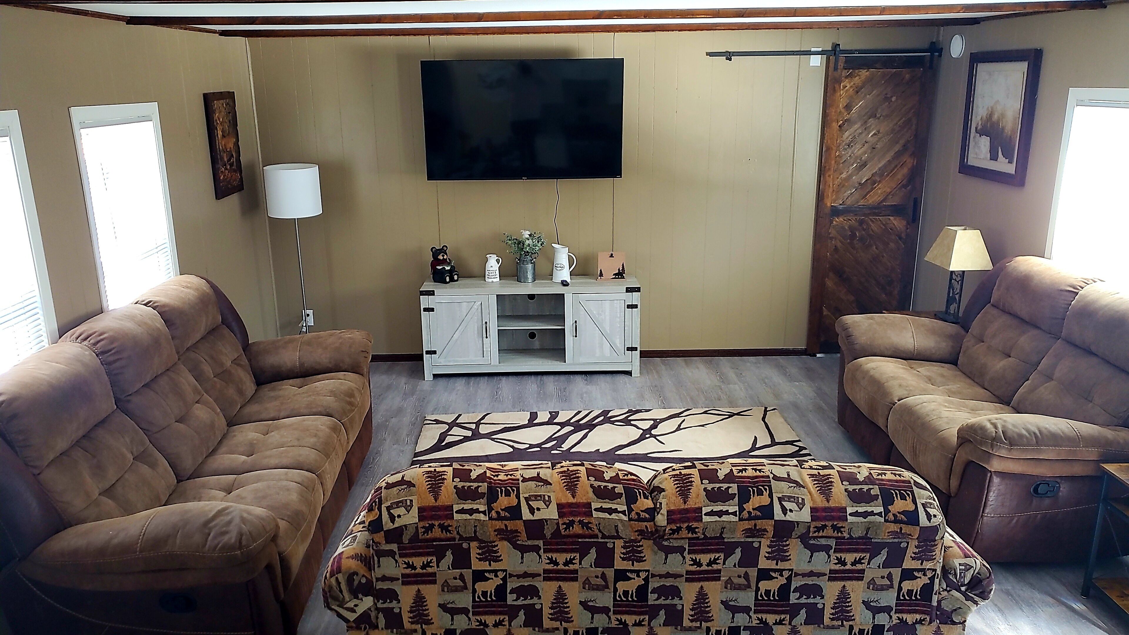 Charlie's Woodside Getaway-4 miles from the Dells!