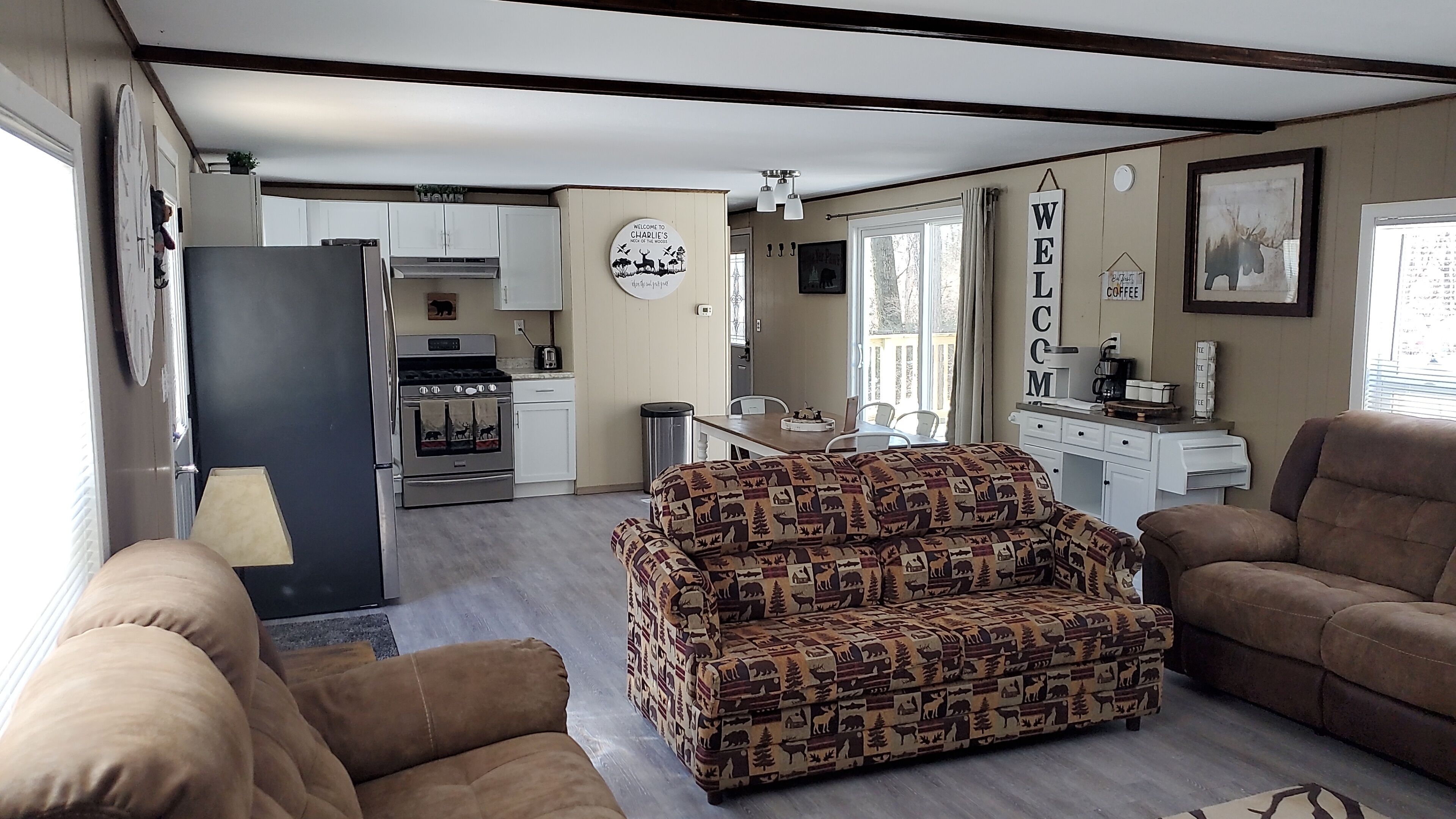 Charlie's Woodside Getaway-4 miles from the Dells!