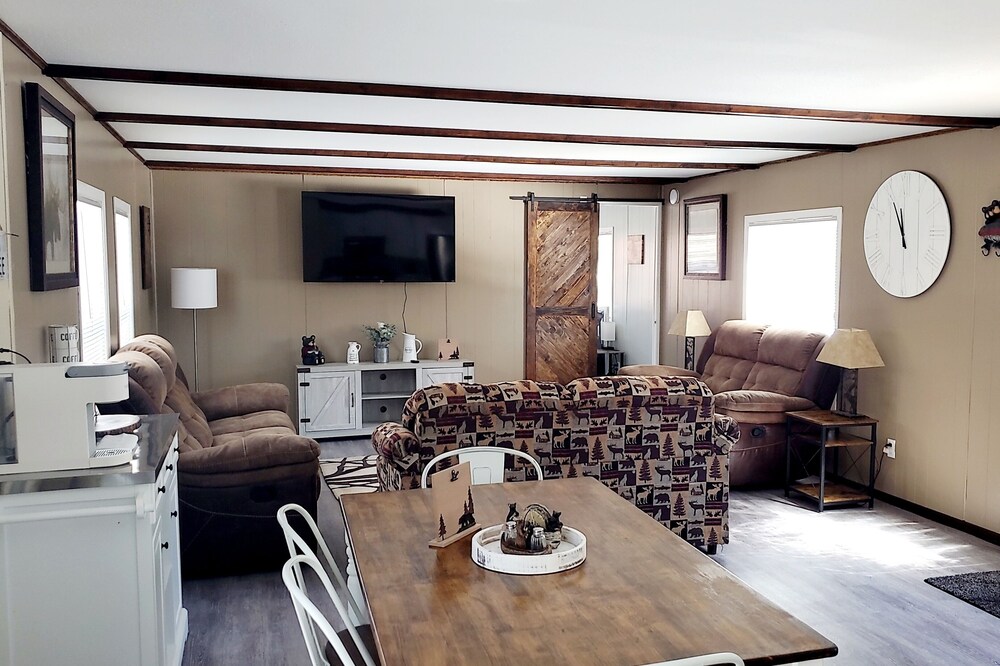Charlie's Woodside Getaway-4 miles from the Dells!