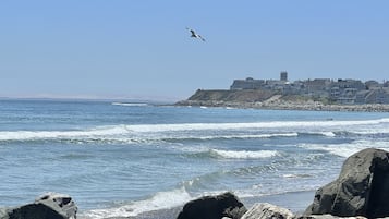 Na praia, espreguiçadeiras, toalhas de praia