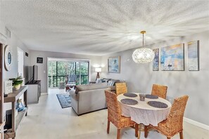 TV, DVD-spiller, stereoanlegg og kontorer