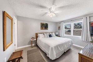 2 bedrooms, iron/ironing board, travel crib, WiFi - Updated 2-Bedroom Condo near Crescent Beach (Sarasota)