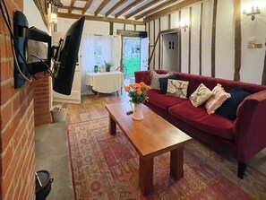 Een televisie en een open haard