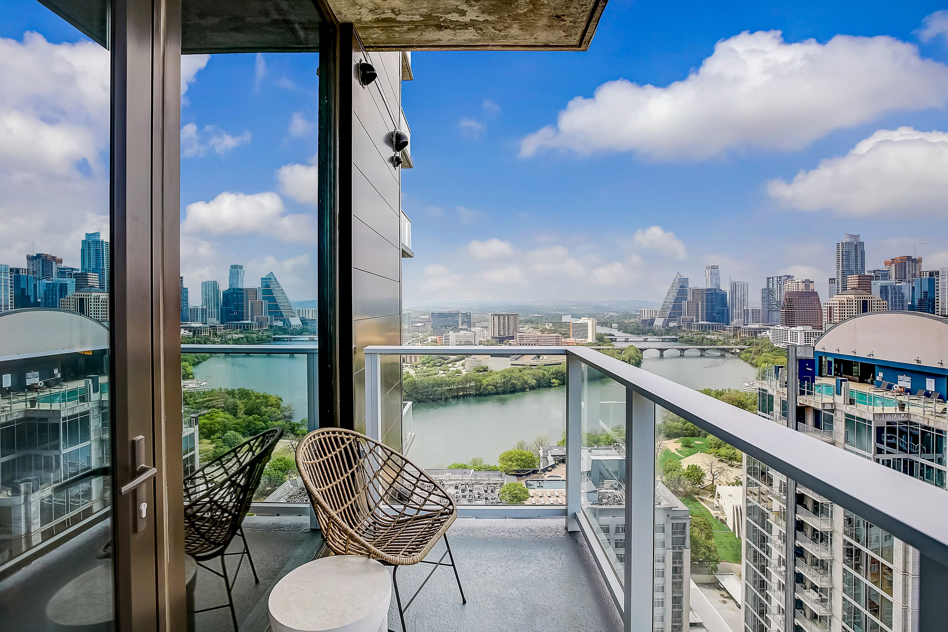 Brand-new Rainey Street studio - lake & skyline-view balcony, rooftop pool & gym