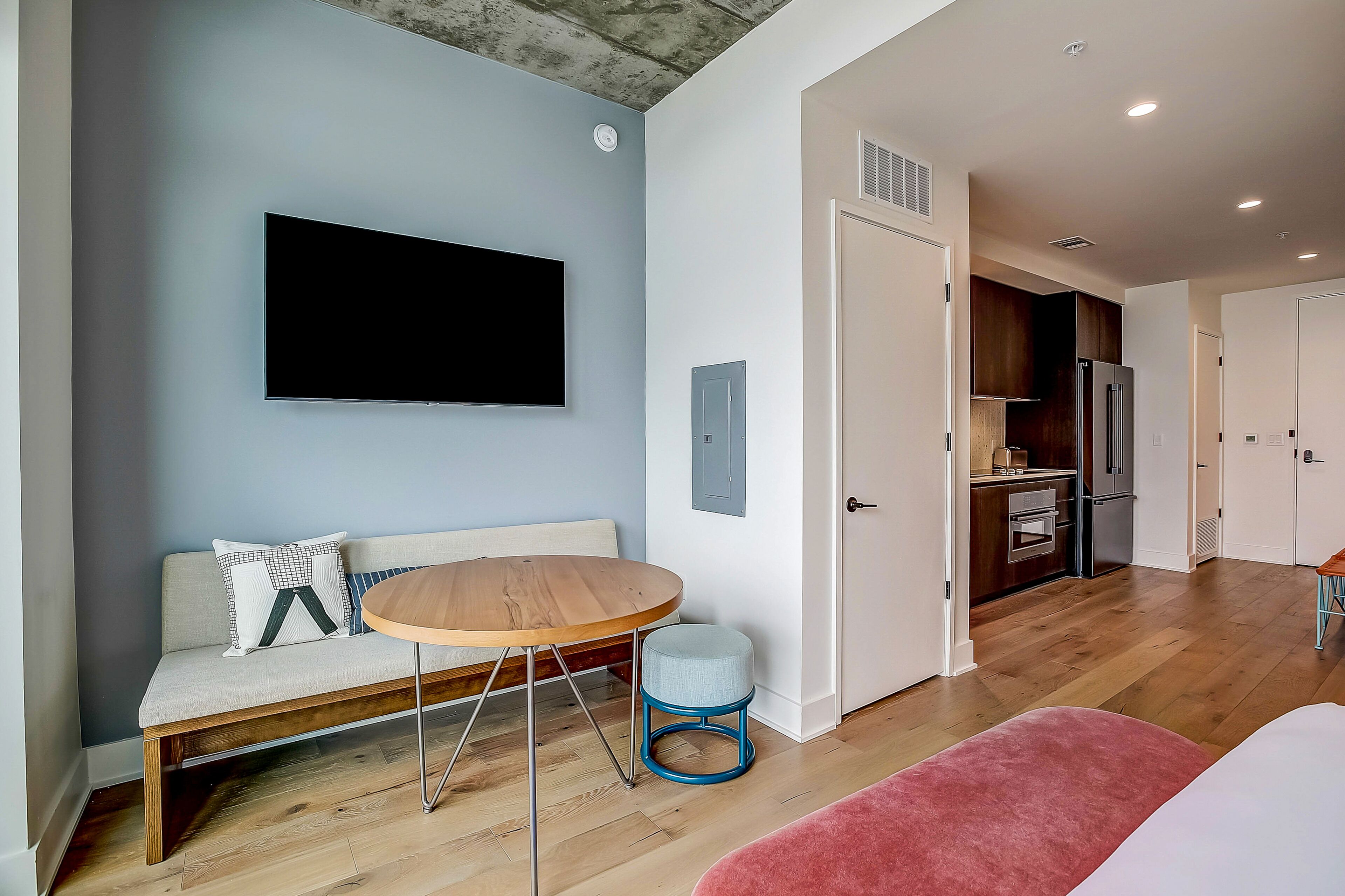 Brand-new Rainey Street studio - lake & skyline-view balcony, rooftop pool & gym